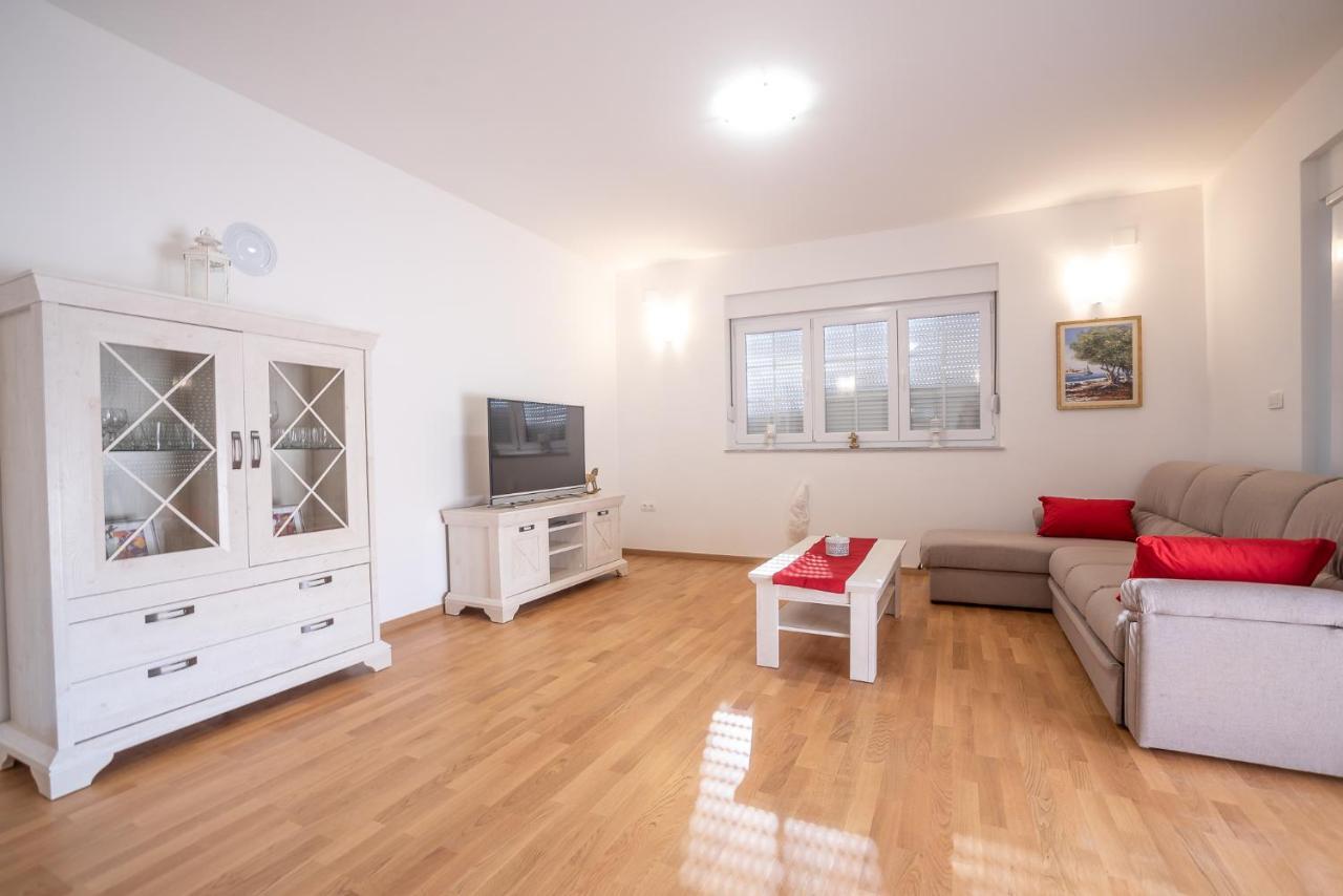 Apartments Sandrina Vrsi Exterior photo