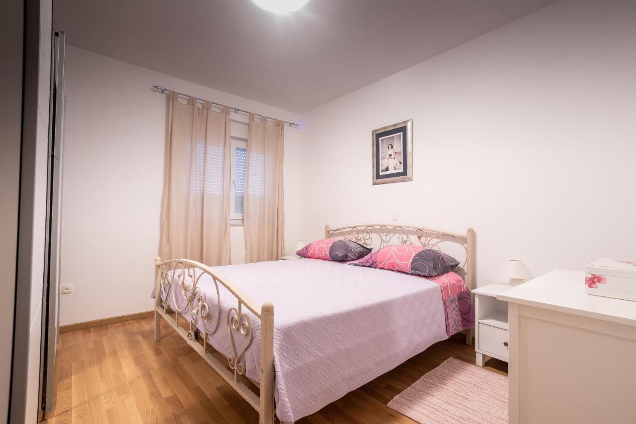 Apartments Sandrina Vrsi Exterior photo