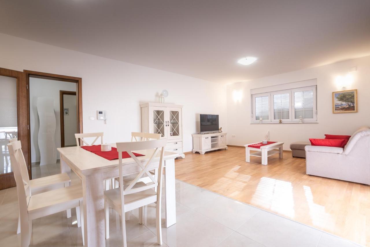 Apartments Sandrina Vrsi Exterior photo