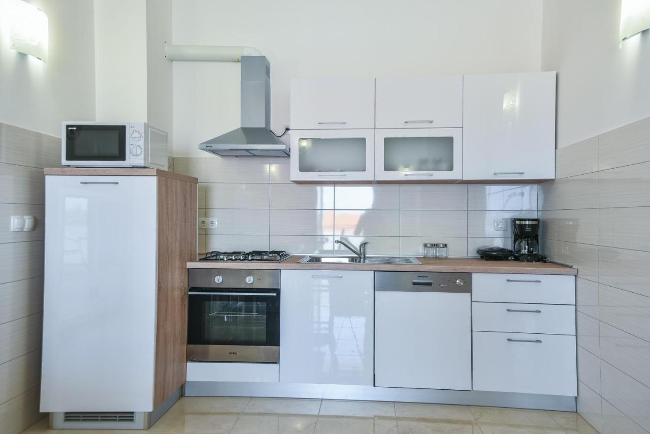 Apartments Sandrina Vrsi Exterior photo